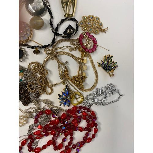 9 - Assortment of costume jewellery.