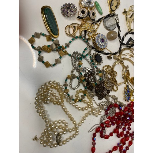 9 - Assortment of costume jewellery.