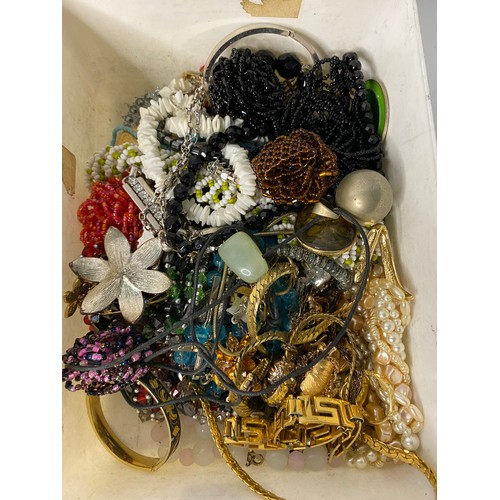 60 - Assortment of costume jewellery.