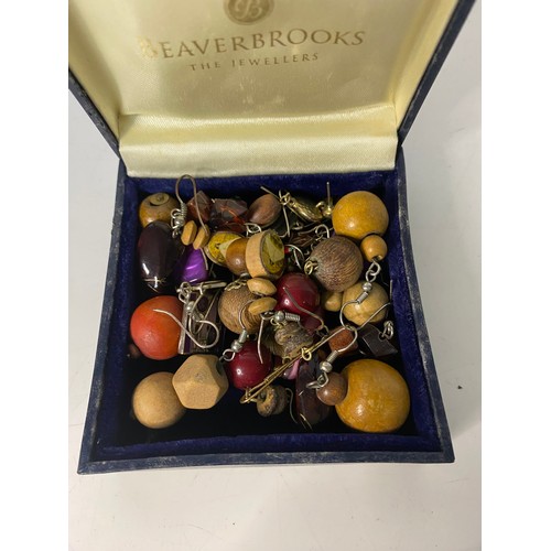 365 - Box of assorted costume jewellery