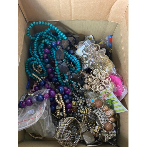 365 - Box of assorted costume jewellery