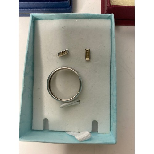 369 - Approx 4.1g of 9ct gold jewellery including 4 x pairs of earrings and a white gold band