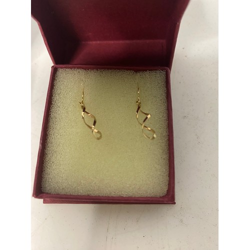 369 - Approx 4.1g of 9ct gold jewellery including 4 x pairs of earrings and a white gold band