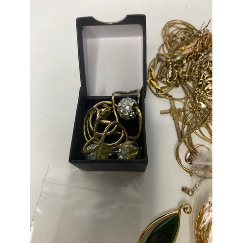 373 - Bag of gold plate/ gold tone jewellery