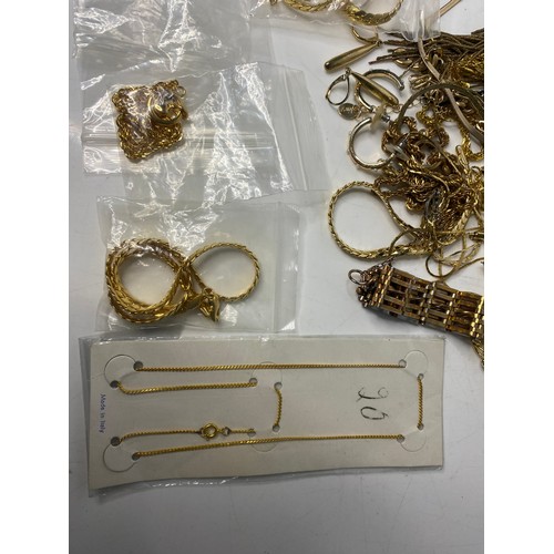 373 - Bag of gold plate/ gold tone jewellery