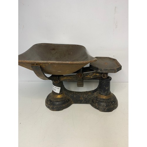 402 - 2 vintage metal weighing scales, weigh up to 7lb, no weights.