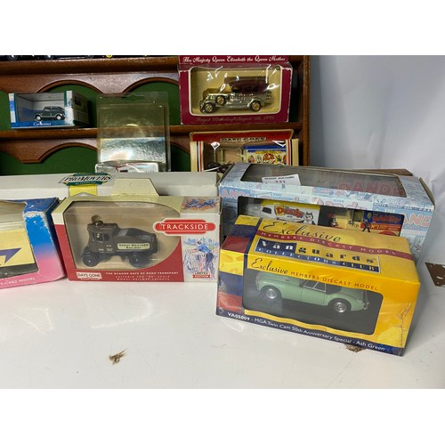 331 - 15 x Die Cast models mainly boxed and model car display shelf measuring 54x27cms.