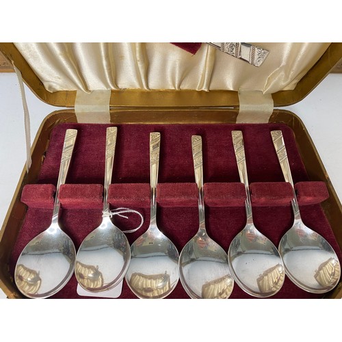 352 - Viners of Sheffield vintage spoon set