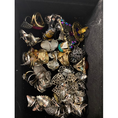 366 - Box of costume jewellery/dress rings