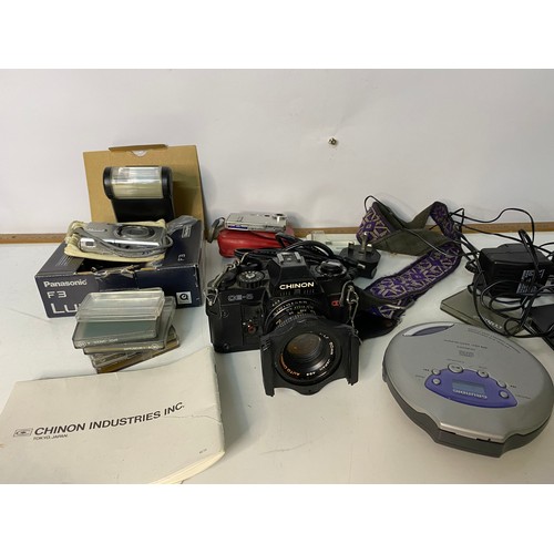 441 - Selection of vintage cameras and accessories