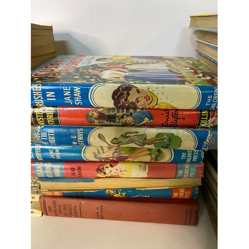 442 - Selection of Childrens books including Enid Blyton paperbacks, Diana annuals, Beano and Judy annuals... 