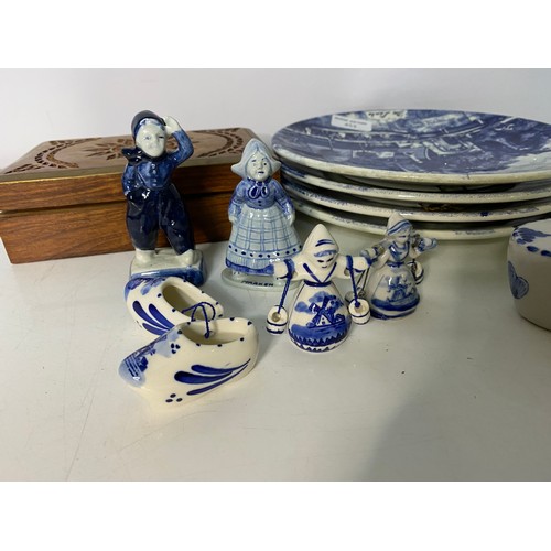 453 - Collection of Delft blue plates and pottery