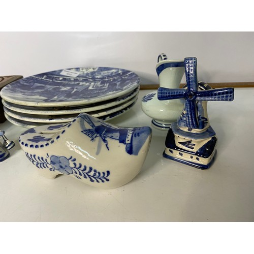 453 - Collection of Delft blue plates and pottery