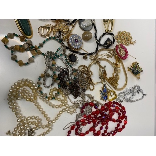 9 - Assortment of costume jewellery.