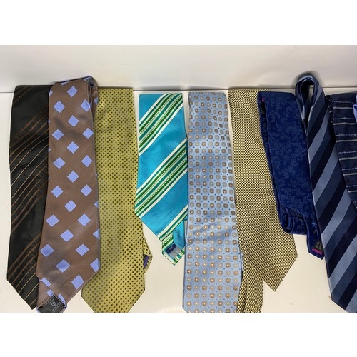 35 - Collection of 12 x silk ties.