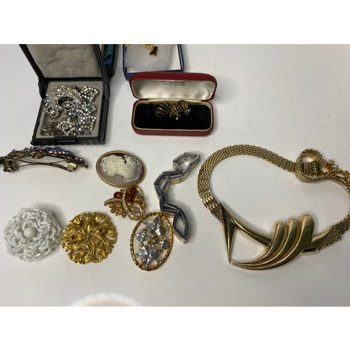 60 - Assortment of costume jewellery.