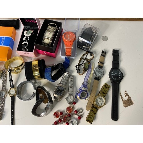 323 - Selection of assorted watches.