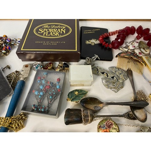 371 - Shoebox of vintage costume jewellery, curios etc