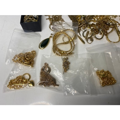 373 - Bag of gold plate/ gold tone jewellery