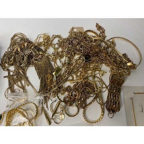 373 - Bag of gold plate/ gold tone jewellery