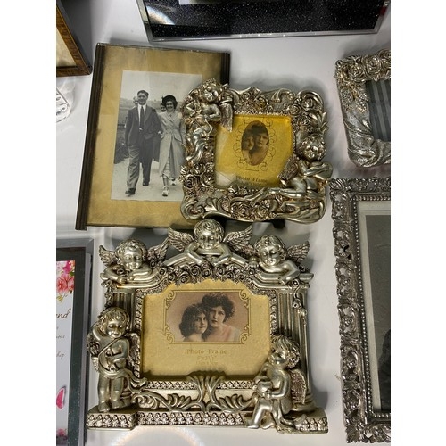 446 - Selection of vintage and modern picture frames in different sizes.