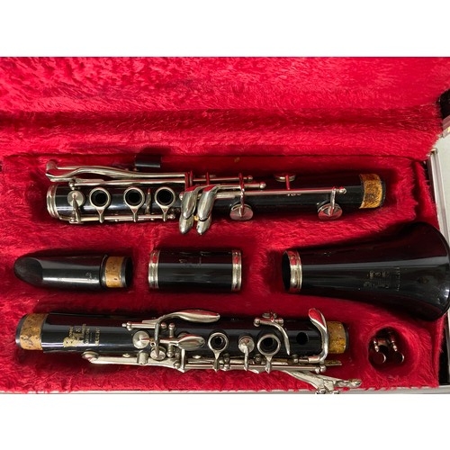 532 - Boosey and Hawks clarinet in carry case