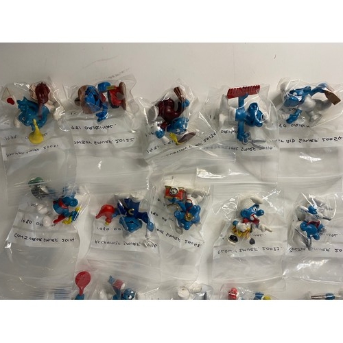 810 - Twenty vintage Smurfs, all original figures from 1978 to 1981, all different and made by Peyo Schlei... 