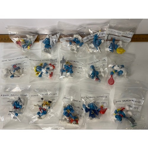 810 - Twenty vintage Smurfs, all original figures from 1978 to 1981, all different and made by Peyo Schlei... 