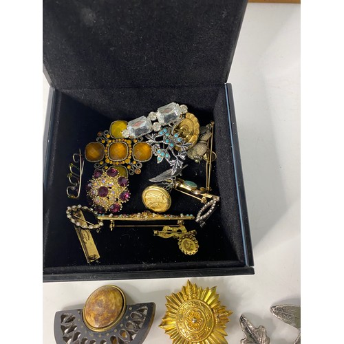 48 - Collection of vintage brooches in mirrored jewellery box.