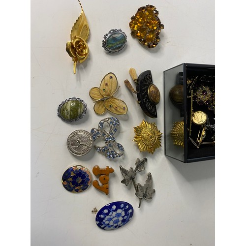 48 - Collection of vintage brooches in mirrored jewellery box.