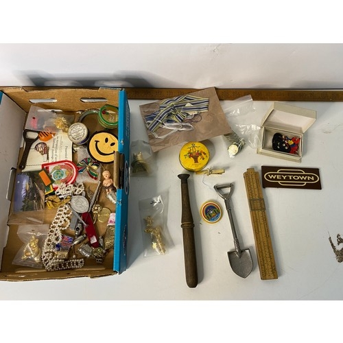 39 - Selection of curios in box.