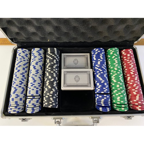 516 - Poker set in aluminium case.