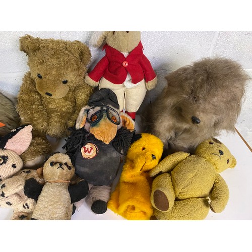 727 - Selection of vintage soft toys including a vintage womble