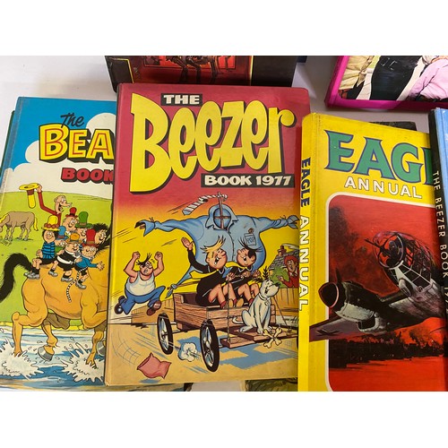 736 - Selection of vintage kids annuals including Beano, Topper, Beezer, Eagle, Dandy etc