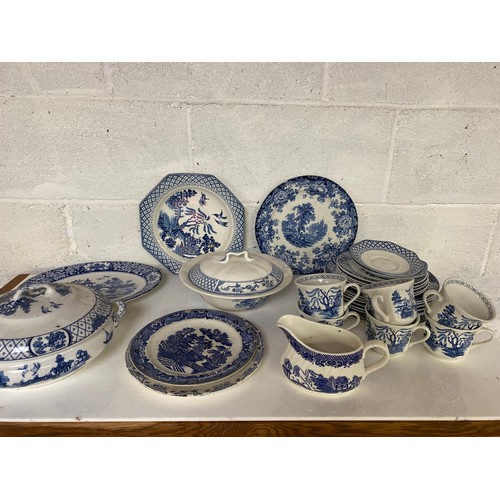 753 - Collection of blue and white pottery