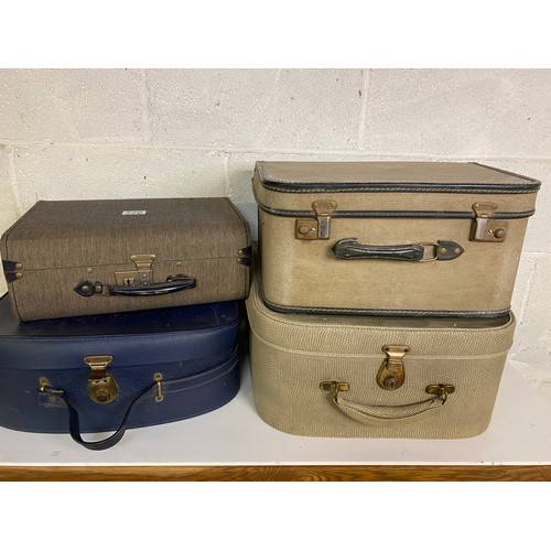 770 - Selection of 4 x vintage travel cases, largest measuring 45 x 41 cms