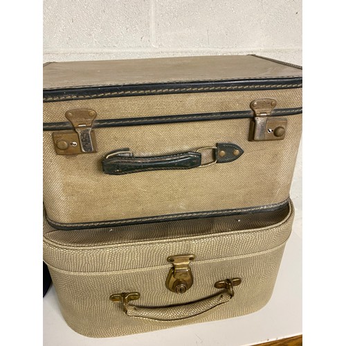 770 - Selection of 4 x vintage travel cases, largest measuring 45 x 41 cms