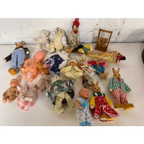 822 - Collection of childrens figures mainly wooden