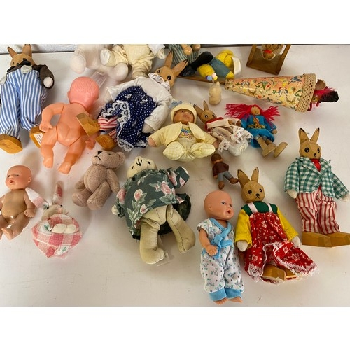 822 - Collection of childrens figures mainly wooden