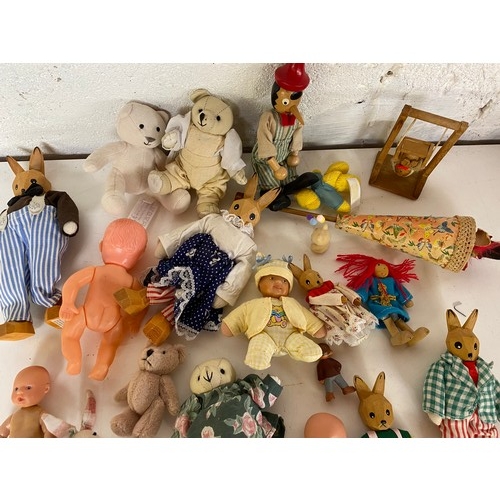 822 - Collection of childrens figures mainly wooden