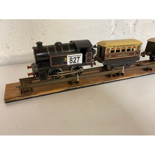 827 - Hornby display on wooden plinth. Type 40 clockwork locomotive to front and 2 carriages behind, Marjo... 