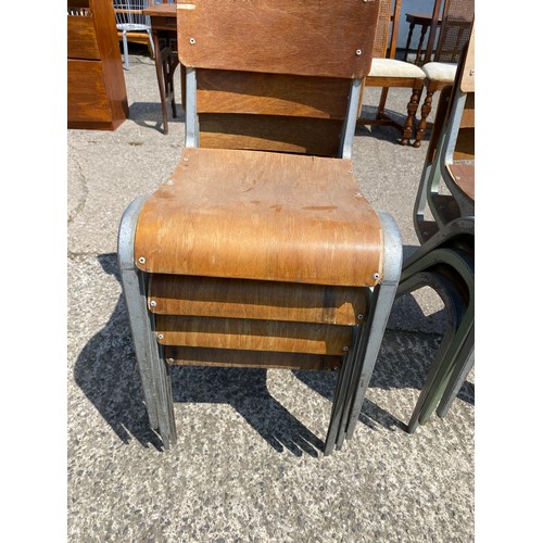 866 - 11 x metal school chairs