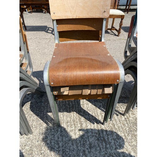 866 - 11 x metal school chairs