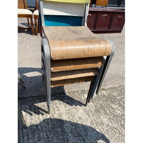 866 - 11 x metal school chairs