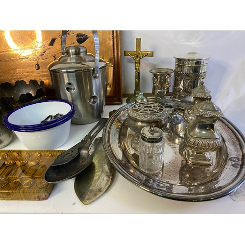 615 - Assortment of metalware including silver plate and brass.