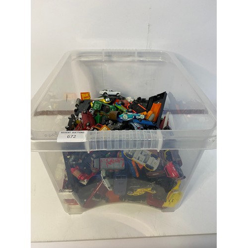 672 - Box of die cast model vehicles from Corgi, Matchbox, Hotwheels and Lesney.