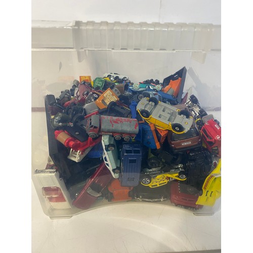 672 - Box of die cast model vehicles from Corgi, Matchbox, Hotwheels and Lesney.