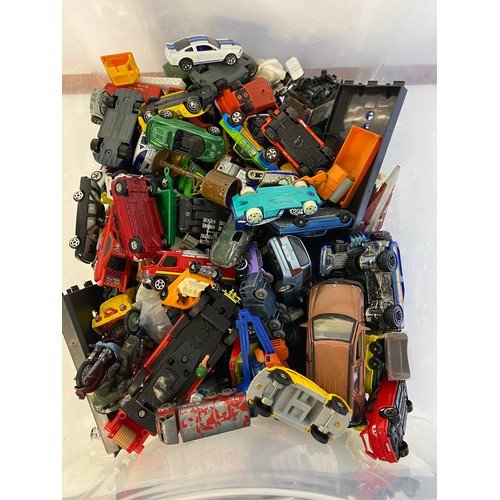 672 - Box of die cast model vehicles from Corgi, Matchbox, Hotwheels and Lesney.