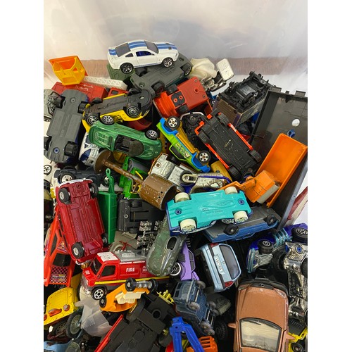 672 - Box of die cast model vehicles from Corgi, Matchbox, Hotwheels and Lesney.