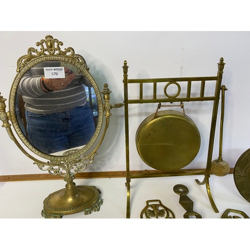 679 - Selection of vintage brassware including dinner gong, mirror and horse brasses.